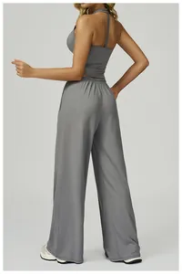 Vue arrière d'un ensemble de yoga gris avec dos nu et pantalon large pour sport
