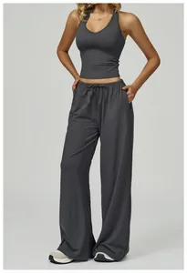 Vue détaillée de l'ensemble de yoga gris anthracite avec haut licou et pantalon large
