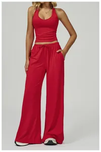 Vue détaillée d'un ensemble de yoga rouge brossé avec haut licou et pantalon large