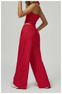 Vue arrière d'un ensemble de yoga rouge dos nu avec pantalon large de fitness