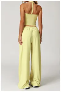 Vue arrière d'un ensemble de yoga jaune pour femmes avec haut dos nu et pantalon large