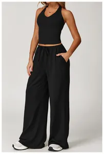 Vue détaillée d'un ensemble de yoga noir pour femme avec débardeur et pantalon large