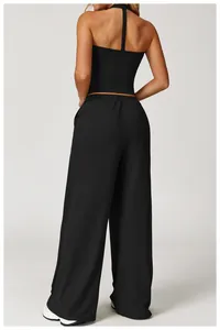 Vue arrière de l'ensemble de yoga noir séchage rapide avec haut halter et pantalon large