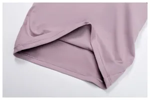 Gros plan sur le tissu de yoga mauve montrant les coutures de l'ourlet et la texture