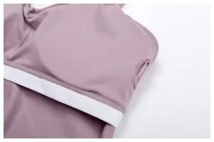 Vue détaillée de la poche de rembourrage interne et de la bande élastique du soutien-gorge de yoga