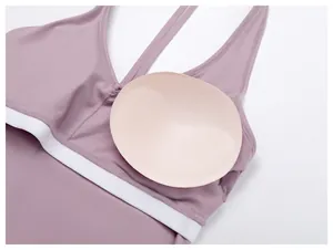 Gros plan sur le coussinet de poitrine amovible de cette brassière de sport mauve