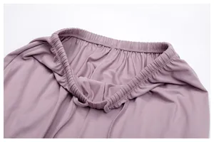 Vue détaillée de la taille élastique d'un pantalon de yoga mauve à séchage rapide pour femme