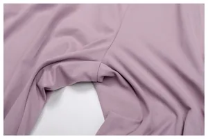 Vue détaillée des coutures renforcées de l'entrejambe sur un legging de yoga mauve