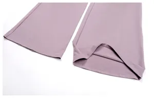 Gros plan sur l'ourlet cousu d'un pantalon de yoga brossé lavande pour le fitness féminin.