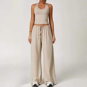 Ensemble de yoga beige pour femme avec haut licou et pantalon large de détente confortable