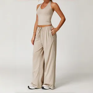 Ensemble de yoga beige deux pièces pour femme avec haut court licou et pantalon large