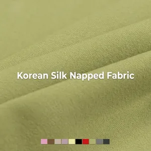 Gros plan sur la texture du tissu de yoga brossé de qualité, matériau doux et soyeux