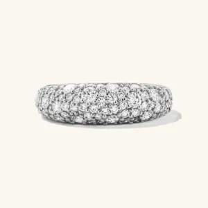 Elegante anello a fascia larga in argento sterling S925 con pavé di zirconi cubici.