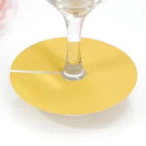 Elegante segnaposto circolare giallo per bicchiere da vino per la festa di matrimonio