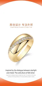 Gros plan d'une bague en argent S925 plaqué or avec sept pierres de Moissanite.