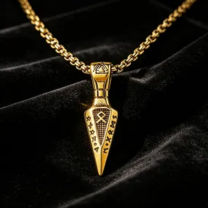 Gedetailleerd beeld van de goudkleurige Viking rune pijl hanger op zwart fluweel