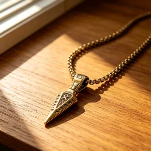 Detailopname van de Viking roestvrijstalen pijlpunt hanger ketting met runen tekens