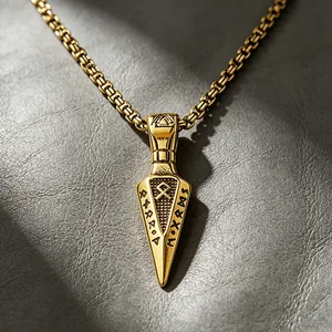 Close-up van gouden Viking pijlspunt hanger met gegraveerde Noorse runen tekens