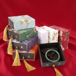 Nahaufnahme von Schmuckschubladen im chinesischen Stil mit Blumenmustern