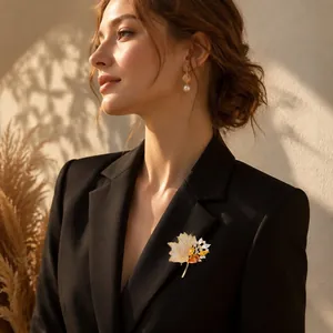 Detailansicht einer luxuriösen Ahornblatt-Brosche mit warmen Kristallen auf einem Blazer-Revers