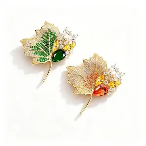 Luxuriöse Ahornblatt-Brosche mit Strasssteinen für Damen, Herbstschmuck-Accessoire