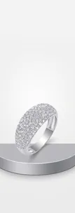 Vista detallada de un anillo de plata de ley 925 con piedras de moissanita engastadas en pavé