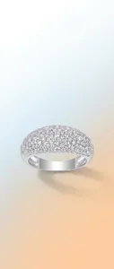 Vista detallada de un anillo de lujo de plata de ley 925 con piedras de moissanita en pavé