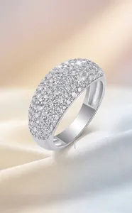 Vista macro detallada de un anillo de plata engastado con brillantes piedras de moissanita