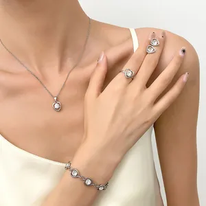 Silberfarbenes Herz-Schmuckset bestehend aus Kette, Ring, Ohrringen und Armband