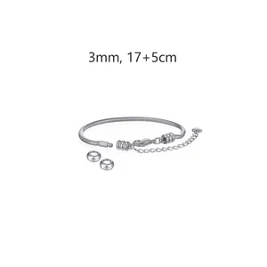 Dettaglio bracciale a catena a serpente da 3 mm in acciaio con chiusura a moschettone