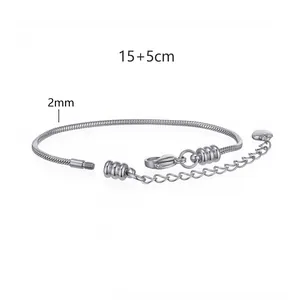 Dettaglio del bracciale a maglia serpente in acciaio da 2mm con misure di 15+5cm.