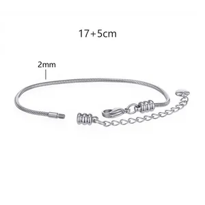 Vista dettagliata del bracciale a catena serpente in acciaio inox da 2mm con lunghezza 17+5cm