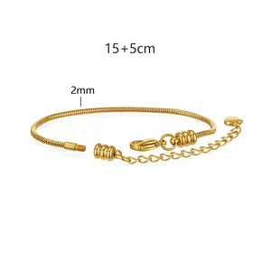 Dettaglio del bracciale a catena serpente in acciaio inossidabile oro 2mm con 15+5cm