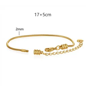 Vista dettagliata di bracciale a catena serpente in acciaio dorato 2mm, 17+5cm