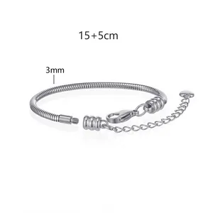 Vista dettagliata di un bracciale a maglia serpente da 3mm in acciaio lungo 15+5cm