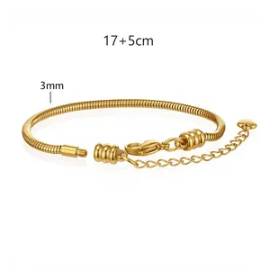 Dettaglio del bracciale a catena serpente dorato da 3mm, lunghezza 17+5cm