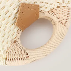 Vue détaillée d'un sac à main tendance en paille tressée avec anse ronde