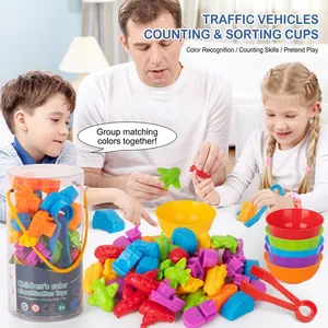 Dettaglio di un set di giocattoli educativi per contare e smistare i trasporti