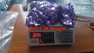 Verifica dettagliata del peso di 0,255 kg per un abito da festa con paillettes viola taglia M