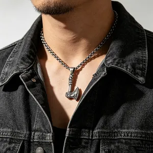 Detailaufnahme einer Wikinger Axt Halskette aus Edelstahl, getragen von einem männlichen Model