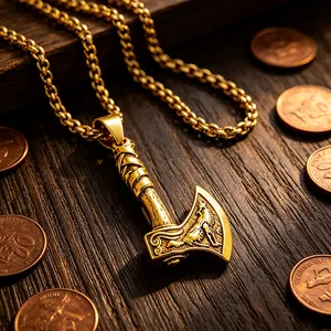 Nahaufnahme eines goldenen Wikinger-Axt-Anhängers mit aufwendigen keltischen Gravuren