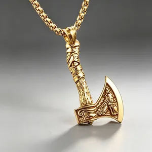 Nahaufnahme des goldenen Wikinger-Axt-Anhängers mit aufwendigen Wolfsgravuren