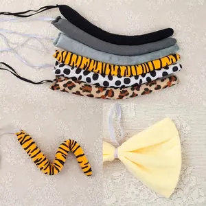 Set di code di animali e papillon in peluche per Halloween con stampe tigrate.