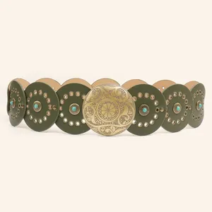Detailweergave van boheemse western brede riem met groene leren schijven en turkooizen accenten