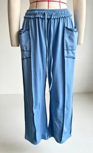 Detailansicht der blauen weiten Jogginghose mit Kordelzug und Kontrastnähten