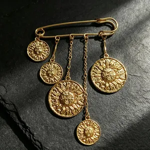 Vintage goldene Büroklammer-Brosche mit fünf Sonnengesicht-Anhängern auf dunklem Stein