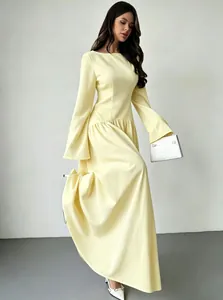 Elegante lichtgele maxi-jurk met boothals, uitlopende mouwen en een zwierige A-lijn
