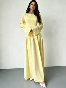 Elegante gele Franse maxi-jurk met boothals en lange mouwen met een A-lijn silhouet