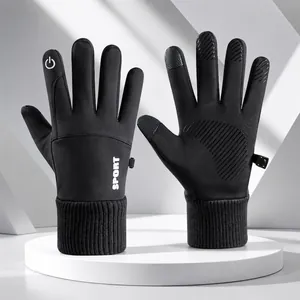 Dettaglio dei guanti sportivi invernali neri con touchscreen e palmo antiscivolo