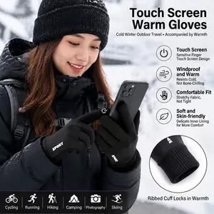 Dettaglio guanti neri touch outdoor sulla neve, con icone di funzionalità e scenari d'uso.